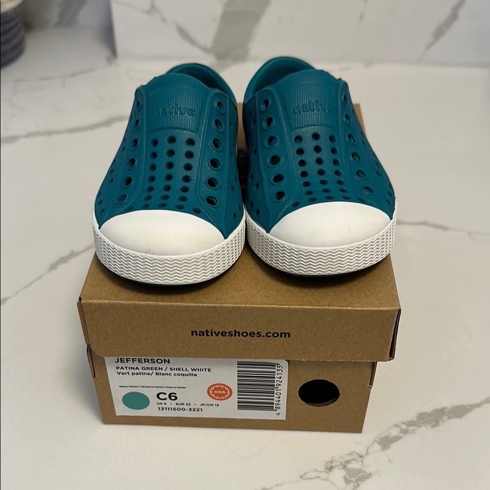 Great Condition Native Jefferson Toddler size C6 Patina Green & White Shoes